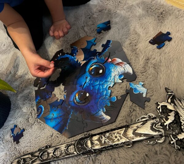Drewniane puzzle - Hi, I'm little - Smok Diego - 46 el. - obrazek 9